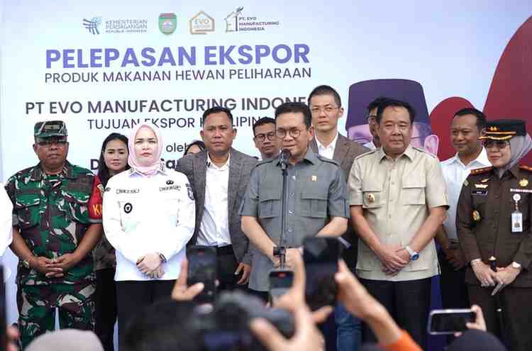 Cik Ujang, mendampingi Menteri Perdagangan RI, Budi Santoso, melepas ekspor perdana makanan hewan peliharaan (pet food) produksi PT Evo Manufacturing Indonesia ke Filipina pada Kamis (12/2/2026).