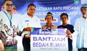 Wali Kota Prabumulih H. Arlan melaksanakan Peletakan Batu Pertama Renovasi Rumah Tidak Layak Huni (RTLH) di Kelurahan Arimbi Jaya Kota Prabumulih Provinsi Sumatera Selatan,