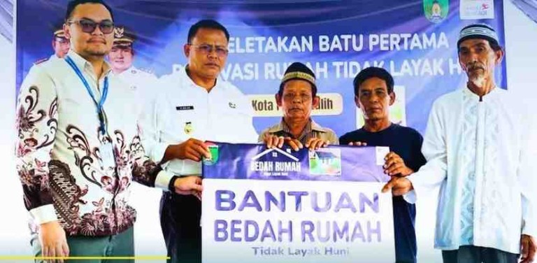 Wali Kota Prabumulih H. Arlan melaksanakan Peletakan Batu Pertama Renovasi Rumah Tidak Layak Huni (RTLH) di Kelurahan Arimbi Jaya Kota Prabumulih Provinsi Sumatera Selatan,