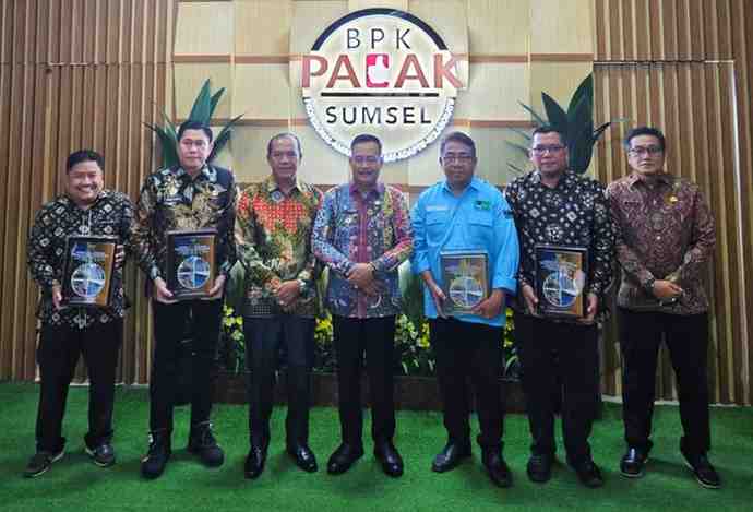 Kiai Abdur Rohman Husen menghadiri penyerahan Laporan Hasil Pemeriksaan (LHP) Kinerja atas Efektivitas Pengelolaan Operasional Perusahaan Umum Daerah Air Minum (Perumda) Tirta Randik Tahun Buku 2024 sampai dengan Semester I Tahun 2025