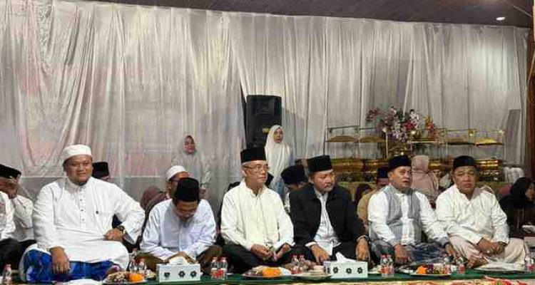 Dr. H. Askolani, SH., MH menggelar Yasin dan Ruwahan di kediaman Rumah Pribadi Bupati Banyuasin, Sukajadi, Kecamatan Talang Kelapa Provinsi Sumatera Selatan, Sabtu malam (14/02/2026).
