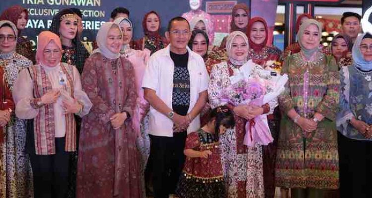 Keindahan wastra khas Sumatera Selatan kembali memukau dalam Fashion Show Zaya Raya Series ke-4 bertajuk “Jelita Sriwijaya” yang digelar di Palembang Icon Mall, Jumat (13/2/2026).