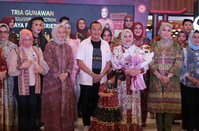 Keindahan wastra khas Sumatera Selatan kembali memukau dalam Fashion Show Zaya Raya Series ke-4 bertajuk “Jelita Sriwijaya” yang digelar di Palembang Icon Mall, Jumat (13/2/2026).
