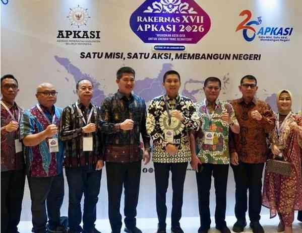 Panca Wijaya Akbar, S.H., M.Si., M.I.Kom didampingi sejumlah Kepala Perangkat Daerah terkait menghadiri rangkaian Welcome Dinner sekaligus Pembukaan Rapat Kerja Nasional (Rakernas) XVII APKASI Tahun 2026.