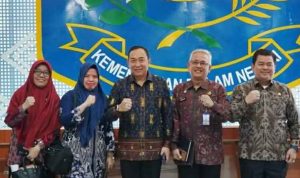 Bupati Ogan Ilir Provinsi Sumatera Selatan, Panca Wijaya Akbar, S.H., M.Si., M.I.Kom, diwakili Penjabat (Pj) Sekretaris Daerah Ogan Ilir Dicky Syailendra, S.Sos., M.Si, menghadiri Sosialisasi Piloting Digitalisasi Bantuan Sosial dan Peran Pemerintah Daerah, Selasa (03/02/2026). Bupati Ogan Ilir Provinsi Sumatera Selatan, Panca Wijaya Akbar, S.H., M.Si., M.I.Kom, diwakili Penjabat (Pj) Sekretaris Daerah Ogan Ilir Dicky Syailendra, S.Sos., M.Si, menghadiri Sosialisasi Piloting Digitalisasi Bantuan Sosial dan Peran Pemerintah Daerah, Selasa (03/02/2026).