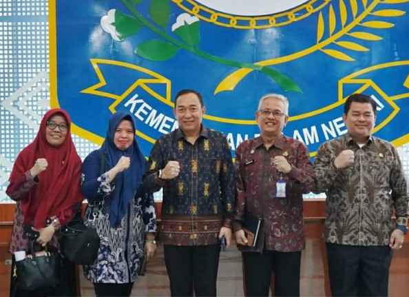 Bupati Ogan Ilir Provinsi Sumatera Selatan, Panca Wijaya Akbar, S.H., M.Si., M.I.Kom, diwakili Penjabat (Pj) Sekretaris Daerah Ogan Ilir Dicky Syailendra, S.Sos., M.Si, menghadiri Sosialisasi Piloting Digitalisasi Bantuan Sosial dan Peran Pemerintah Daerah, Selasa (03/02/2026).