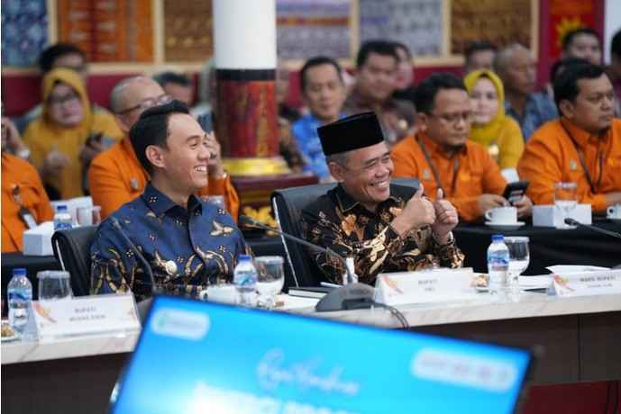 H. Ardani, S.H., M.H., saat menghadiri Rapat Koordinasi Sinergi Program Pengentasan Kemiskinan se-Provinsi Sumatera Selatan Tahun 2026, Kamis (5/2/2026) di Griya Agung, Jalan Demang Lebar Daun, Palembang.