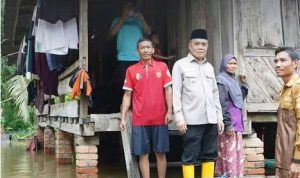 H. Ardani, S.H., M.H., didampingi kepala perangkat daerah terkait, Camat Rambang Kuang, unsur Forkopimcam Kecamatan Rambang Kuang, serta kepala desa setempat, meninjau langsung sekaligus menyerahkan bantuan kepada warga terdampak banjir di Desa Kayu Ara H. Ardani, S.H., M.H., didampingi kepala perangkat daerah terkait, Camat Rambang Kuang, unsur Forkopimcam Kecamatan Rambang Kuang, serta kepala desa setempat, meninjau langsung sekaligus menyerahkan bantuan kepada warga terdampak banjir di Desa Kayu Ara