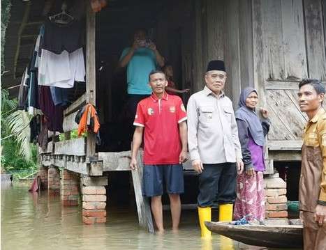 H. Ardani, S.H., M.H., didampingi kepala perangkat daerah terkait, Camat Rambang Kuang, unsur Forkopimcam Kecamatan Rambang Kuang, serta kepala desa setempat, meninjau langsung sekaligus menyerahkan bantuan kepada warga terdampak banjir di Desa Kayu Ara