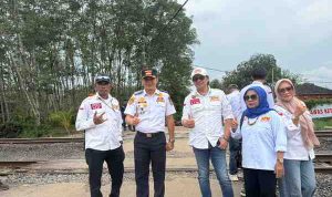 Ketua LSM APM, Adi Susanto, menegaskan bahwa keberadaan portal di jalur perlintasan sebidang itu telah menghambat mobilitas masyarakat serta aktivitas ekonomi harian warga sekitar.