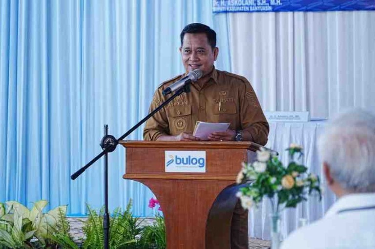 Bupati Banyuasin, Dr. H. Askolani, SH., MH menandatangani Momerendum of Understanding (MoU) dengan Perusahaan Umum (Perum) Bulog Kenten Palembang