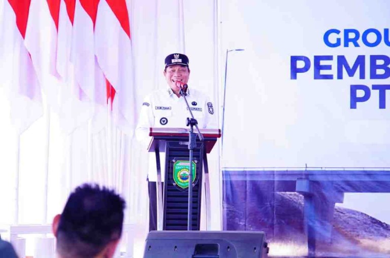 Bupati Toha Tohet mendampingi Gubernur Sumatera Selatan, H. Herman Deru, meresmikan dimulainya pembangunan strategis berupa overpass (jalan layang)