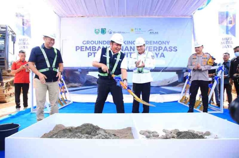 H. Herman Deru, melaksanakan groundbreaking pembangunan underpass jalan khusus angkutan batubara milik PT. Musi Mitra Jaya di Desa Kali Berau, Bayung Lencir Kabupaten Musi Banyuasin, Rabu (25/2/2026).