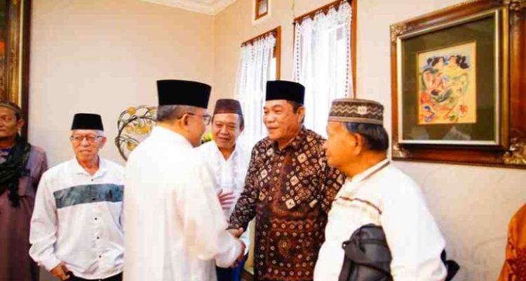 HM Toha Tohet SH menghadiri tahlilan almarhum Alex Noerdin yang merupakan mantan Bupati Muba dan pernah menjabat Gubernur Sumatera Selatan dua periode di kediaman duka di Jalan Merdeka Palembang, Jumat (27/2/2026).