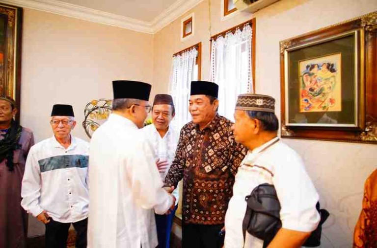 HM Toha Tohet SH menghadiri tahlilan almarhum Alex Noerdin yang merupakan mantan Bupati Muba dan pernah menjabat Gubernur Sumatera Selatan dua periode di kediaman duka di Jalan Merdeka Palembang, Jumat (27/2/2026).