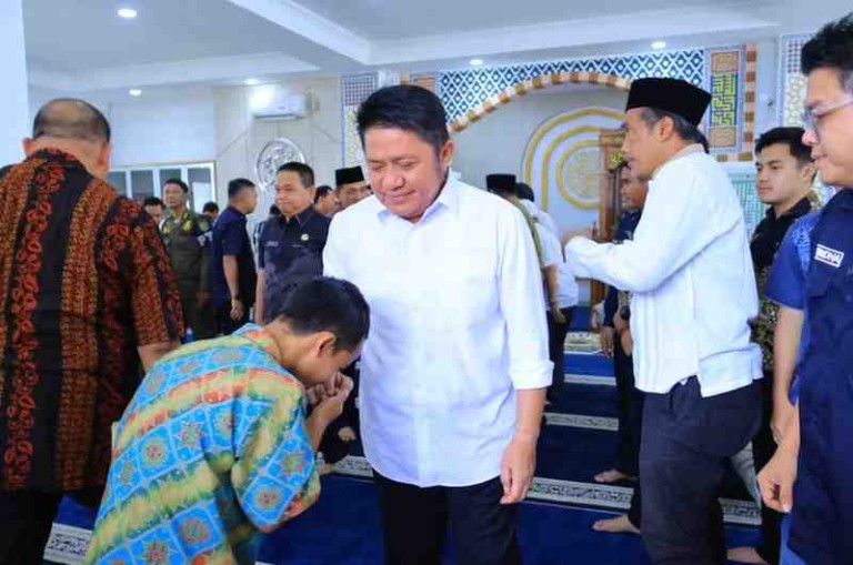 Herman Deru menunaikan Sholat Jum'at berjamaah di Masjid Al-Hayza, Komplek Kantor Gubernur Sumsel, Jumat (27/2/2026).