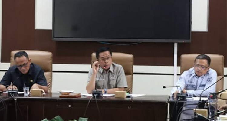 Ketua Komisi II DPRD Kota Prabumulih, Feri Alwi, S.H., memimpin Rapat Kerja Komisi II yang digelar di Ruang Rapat Komisi II DPRD Kota Prabumulih.