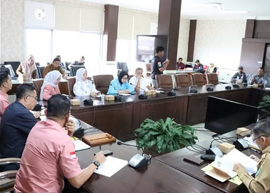 Ketua Komisi II DPRD Kota Prabumulih, Feri Alwi, memimpin langsung Rapat Dengar Pendapat (RDP) terkait pengelolaan Pasar Subuh