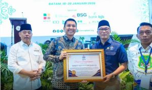 Panca Wijaya Akbar, S.H., M.Si., M.I.Kom menerima piagam penghargaan dari Kepala Badan Kepegawaian Negara (BKN) Republik Indonesia, Prof. Dr. Zudan Arif Fakrulloh, S.H., M.H.