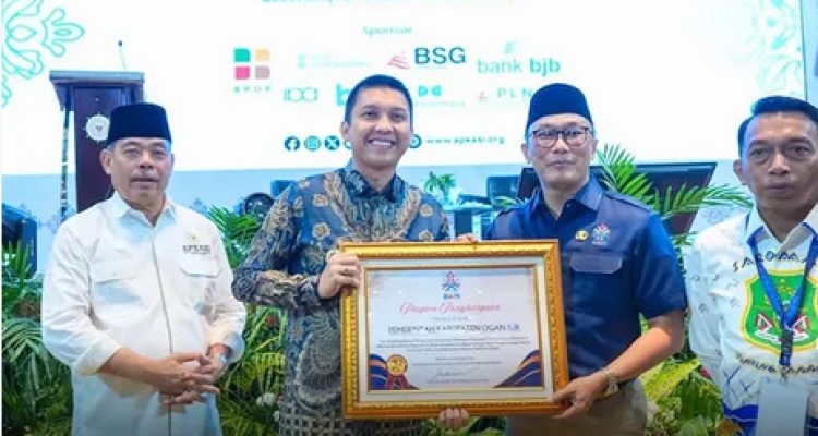 Panca Wijaya Akbar, S.H., M.Si., M.I.Kom menerima piagam penghargaan dari Kepala Badan Kepegawaian Negara (BKN) Republik Indonesia, Prof. Dr. Zudan Arif Fakrulloh, S.H., M.H.