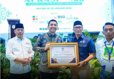 Panca Wijaya Akbar, S.H., M.Si., M.I.Kom menerima piagam penghargaan dari Kepala Badan Kepegawaian Negara (BKN) Republik Indonesia, Prof. Dr. Zudan Arif Fakrulloh, S.H., M.H.