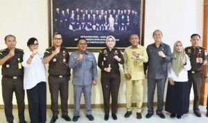 Ketua DPRD Kota Prabumulih, H. Deni Victoria, S.H., M.Si., didampingi Wakil Ketua DPRD Kota Prabumulih Aryono, S.H., dan Ir. Dipe Anom, serta Sekretaris DPRD Kota Prabumulih, menyambut hangat kunjungan silaturahmi Kepala Kejaksaan Negeri Prabumulih yang baru, Asvera Primadona, S.H., M.H. Ketua DPRD Kota Prabumulih, H. Deni Victoria, S.H., M.Si., didampingi Wakil Ketua DPRD Kota Prabumulih Aryono, S.H., dan Ir. Dipe Anom, serta Sekretaris DPRD Kota Prabumulih, menyambut hangat kunjungan silaturahmi Kepala Kejaksaan Negeri Prabumulih yang baru, Asvera Primadona, S.H., M.H.