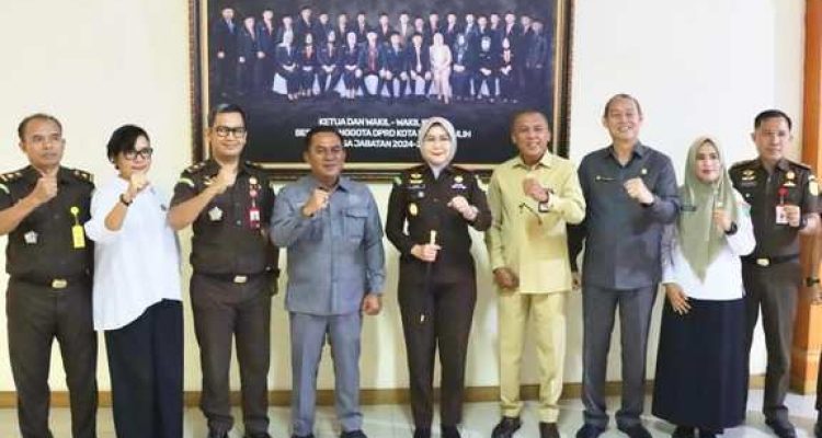 Ketua DPRD Kota Prabumulih, H. Deni Victoria, S.H., M.Si., didampingi Wakil Ketua DPRD Kota Prabumulih Aryono, S.H., dan Ir. Dipe Anom, serta Sekretaris DPRD Kota Prabumulih, menyambut hangat kunjungan silaturahmi Kepala Kejaksaan Negeri Prabumulih yang baru, Asvera Primadona, S.H., M.H.