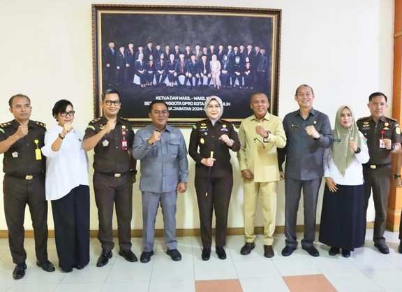 Ketua DPRD Kota Prabumulih, H. Deni Victoria, S.H., M.Si., didampingi Wakil Ketua DPRD Kota Prabumulih Aryono, S.H., dan Ir. Dipe Anom, serta Sekretaris DPRD Kota Prabumulih, menyambut hangat kunjungan silaturahmi Kepala Kejaksaan Negeri Prabumulih yang baru, Asvera Primadona, S.H., M.H.