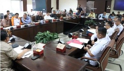 Wakil Ketua II DPRD Kota Prabumulih, Ir. Dipe Anom, memimpin Rapat Dengar Pendapat (RDP) yang digelar di Ruang Rapat DPRD Kota Prabumulih.