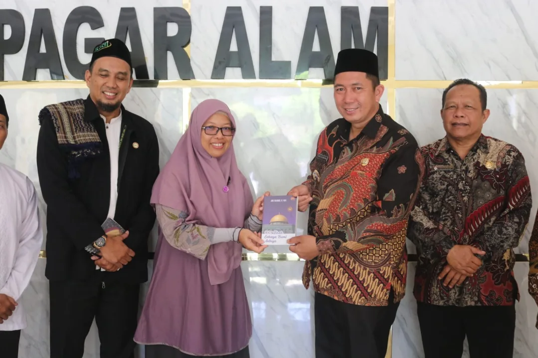 Wali Kota Pagar Alam, Ludi Oliansyah, menerima audiensi dari Panitia Pelaksana Kegiatan Sehari Bersama Al-Qur’an dan Festival Ramadhan Tahun 2026 di Ruang Rapat Besemah Tige, Kantor Wali Kota Pagar Alam, hari Kamis, tanggal 26 Februari 2026. (MUSINEWS.ID/HAIRUDIN)