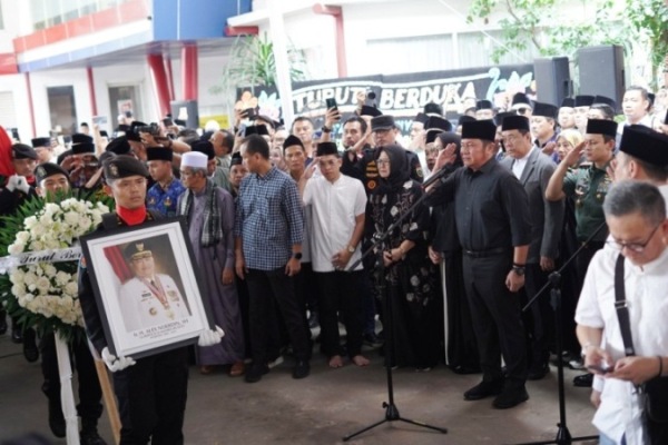 Gubernur Sumsel, Herman Deru, memimpin upacara pelepasan secara kedinasan untuk almarhum H. Alex Noerdin, Gubernur Sumsel periode 2008-2018, pada hari Kamis, tanggal 26 Februari 2026. (MUSINEWS.ID/HAIRUDIN)