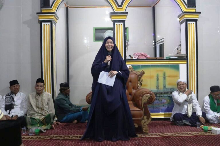 Wakil Wali Kota Pagar Alam, Hj. Bertha, melaksanakan kegiatan Safari Ramadhan 1447 Hijriah di Masjid Nurul Huda Cawang Baru, Kelurahan Rebah Tinggi, Kecamatan Dempo Utara, pada hari Senin malam, tanggal 23 Februari 2026. (MUSINEWS.ID/HASAN)