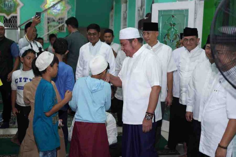 Herman Deru menghadiri Safari Ramadhan 1447 H/2026 bersama unsur Forkopimda, BUMN dan BUMD Sumsel yang digelar di Masjid Nurul Ikhlas Boom Baru Palembang, Selasa (3/3/2026).
