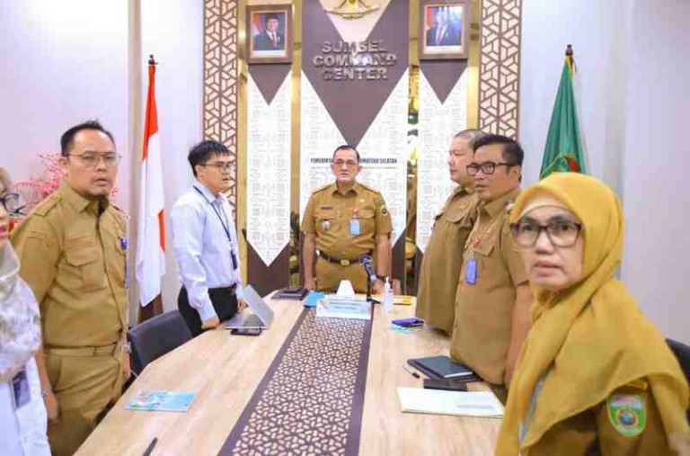Edward Candra, menghadiri Rapat Koordinasi Nasional (Rakornas) Pengendalian Inflasi Daerah Tahun 2026 secara daring dari Ruang Sumsel Command Center, Senin (9/3/2026).