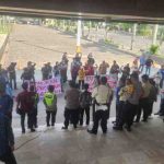 Aksi protes digelar di halaman kantor DPRD Sumsel pada Kamis (12/3/2026).