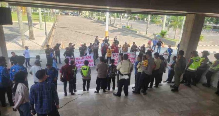 Aksi protes digelar di halaman kantor DPRD Sumsel pada Kamis (12/3/2026).