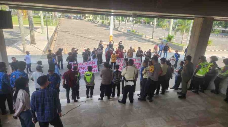 Aksi protes digelar di halaman kantor DPRD Sumsel pada Kamis (12/3/2026).