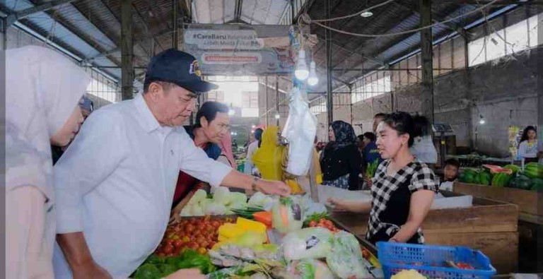 H M Toha Tohet SH mengajak seluruh jajaran pejabat pemerintah serta masyarakat untuk memprioritaskan belanja di pasar tradisional.
