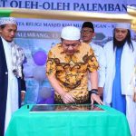 Herman Deru (HD) melaksanakan Soft Launching Pusat Oleh-Oleh Palembang di kawasan Wisata Religi & Kampung Wakaf Marogan yang berlangsung di Masjid Kiai Marogan, Palembang, Jumat (13/3/2026).