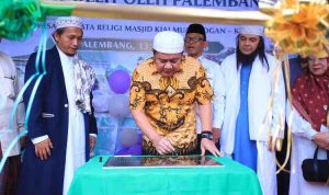 Herman Deru (HD) melaksanakan Soft Launching Pusat Oleh-Oleh Palembang di kawasan Wisata Religi & Kampung Wakaf Marogan yang berlangsung di Masjid Kiai Marogan, Palembang, Jumat (13/3/2026).