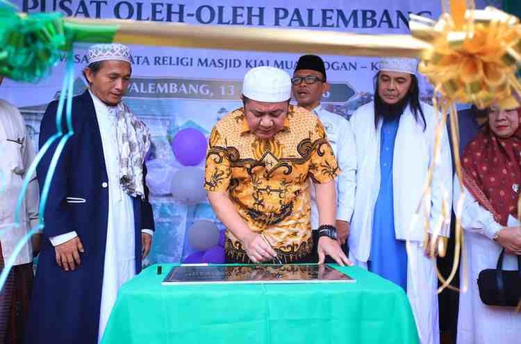 Herman Deru (HD) melaksanakan Soft Launching Pusat Oleh-Oleh Palembang di kawasan Wisata Religi & Kampung Wakaf Marogan yang berlangsung di Masjid Kiai Marogan, Palembang, Jumat (13/3/2026).