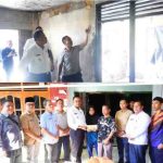H. Arlan, secara langsung menyerahkan bantuan kepada korban kebakaran atas nama Budiman Yanto, warga Dusun II Desa Kemang Tanduk