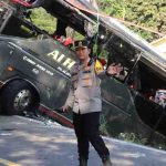 Kapolres Lahat AKBP Novi Edyanto turun langsung memimpin penanganan kecelakaan lalu lintas yang melibatkan Bus Al-Hijrah di Desa Sugi Waras, Kecamatan Gumai Talang.