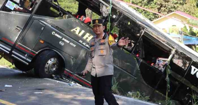 Kapolres Lahat AKBP Novi Edyanto turun langsung memimpin penanganan kecelakaan lalu lintas yang melibatkan Bus Al-Hijrah di Desa Sugi Waras, Kecamatan Gumai Talang.