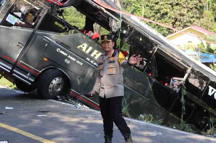 Kapolres Lahat AKBP Novi Edyanto turun langsung memimpin penanganan kecelakaan lalu lintas yang melibatkan Bus Al-Hijrah di Desa Sugi Waras, Kecamatan Gumai Talang.