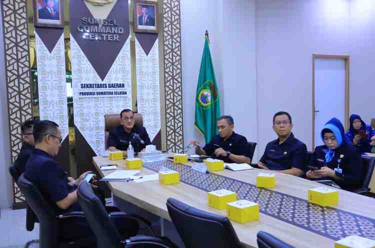 Sekretaris Daerah (Sekda) Sumsel, H. Edward Candra, saat mengikuti rapat koordinasi secara daring dari Command Center, Kamis (26/3/2026).