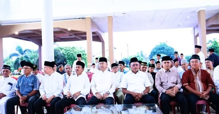 Wali Kota Prabumulih H. Arlan menghadiri sekaligus melaksanakan kegiatan buka puasa bersama Forum Masyarakat Rambang Kapak Tengah (FMRKT) bersama Pemerintah Kota Prabumulih yang digelar di Pendopoan Rumah Dinas Wali Kota Prabumulih, Sabtu (07/03/2026).