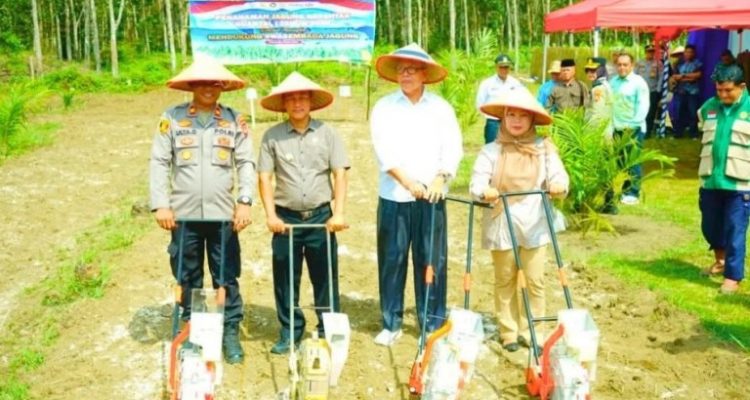 Wali Kota Prabumulih H. Arlan yang diwakili Asisten I Bidang Pemerintahan dan Kesejahteraan Rakyat, Dr. Drs. H. Aris Priadi, SH., M.Si., menghadiri kegiatan Penanaman Jagung Serentak Kuartal I Tahun 2026