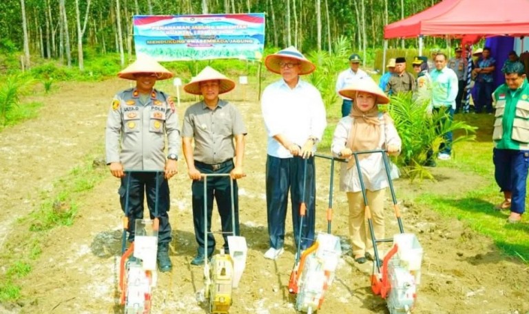 Wali Kota Prabumulih H. Arlan yang diwakili Asisten I Bidang Pemerintahan dan Kesejahteraan Rakyat, Dr. Drs. H. Aris Priadi, SH., M.Si., menghadiri kegiatan Penanaman Jagung Serentak Kuartal I Tahun 2026