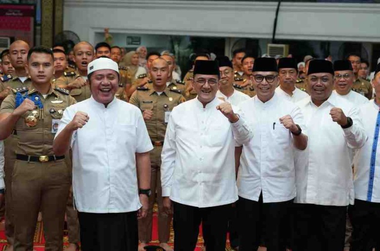 Herman Deru saat menghadiri acara silaturahmi dan buka puasa bersama Dewan Pengurus Provinsi Ikatan Keluarga Alumni Pendidikan Tinggi Kepamongprajaan (DPP IKAPTK) Sumsel serta para praja IPDN di Palembang, Minggu (15/3/2026).